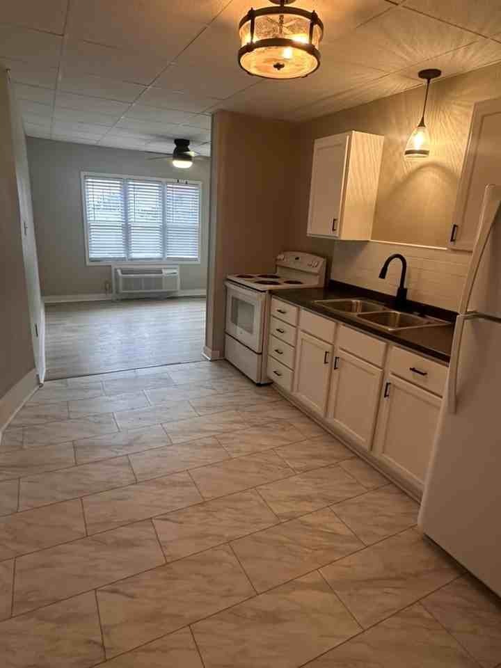 116 N 12th St #B - Photo 3 of 12