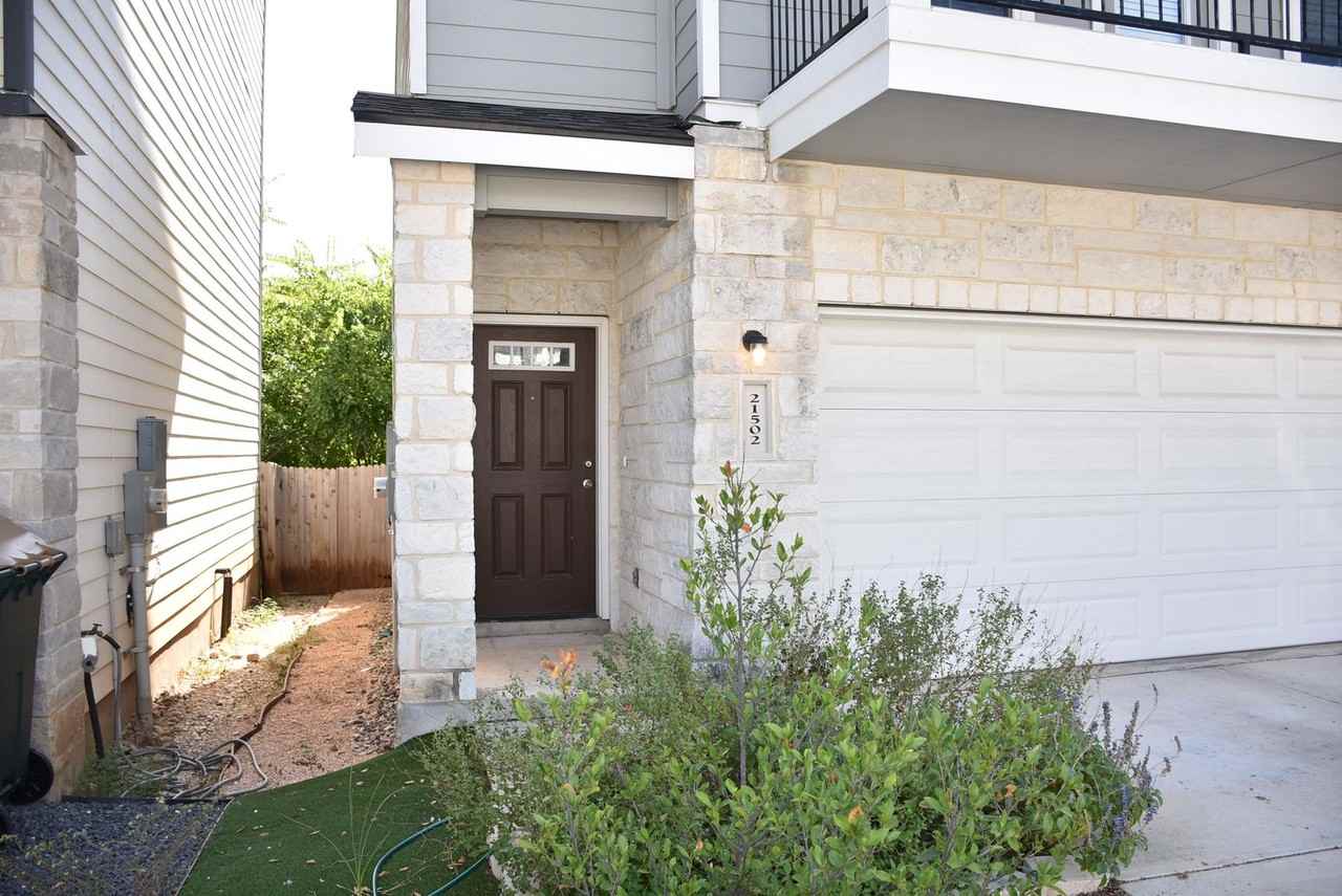 21502 James Charles - Photo 2 of 17