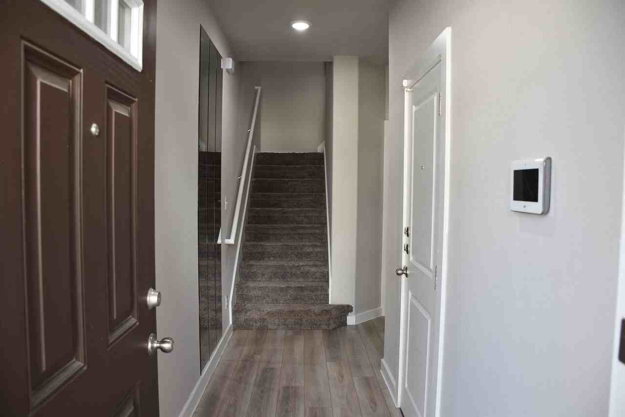 21502 James Charles - Photo 3 of 17