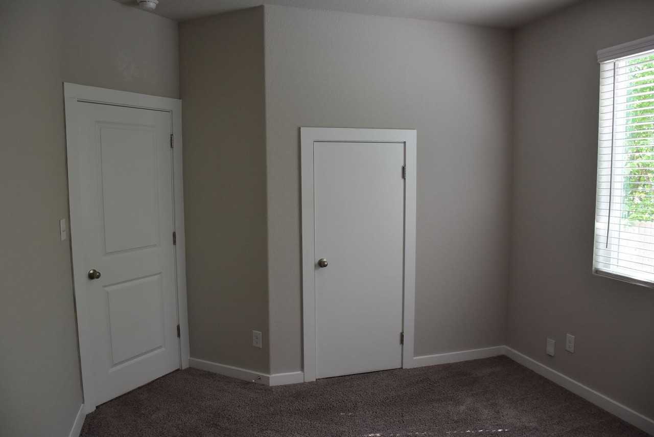 21502 James Charles - Photo 4 of 17