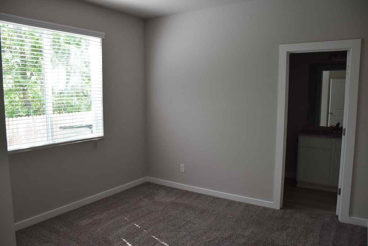 21502 James Charles - Photo 6 of 17