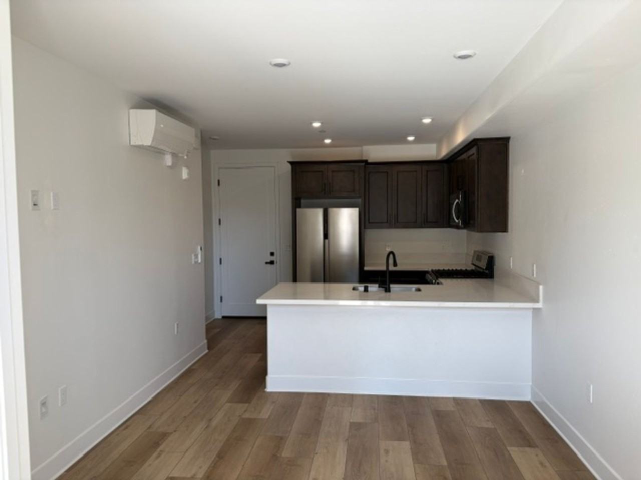 402 W Grand Ave #102 - Photo 2 of 9