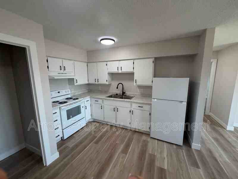 515 E 7th St - Photo 2 of 6