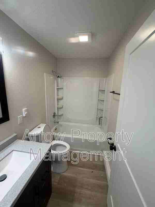 515 E 7th St - Photo 4 of 6