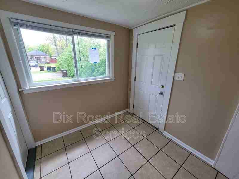 704 16th Ave - Photo 4 of 8