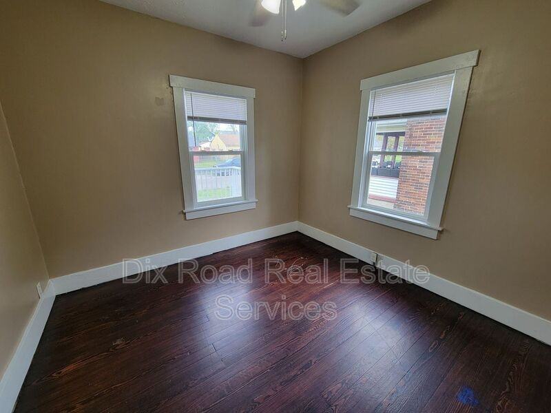 704 16th Ave - Photo 7 of 8