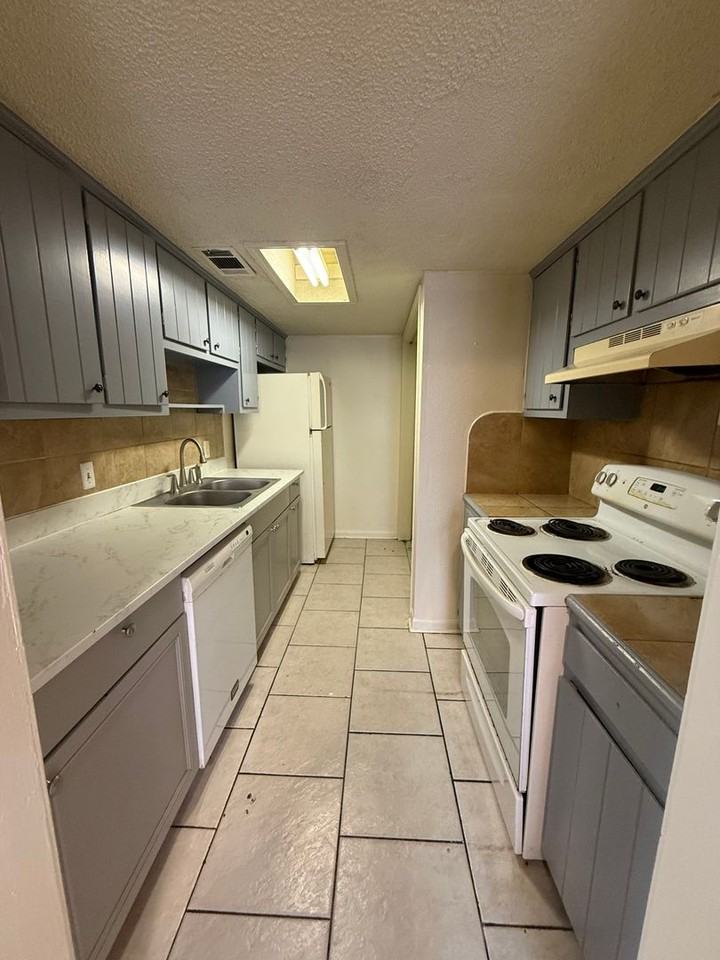 8220 Governor Dr Apt B - Photo 2 of 10