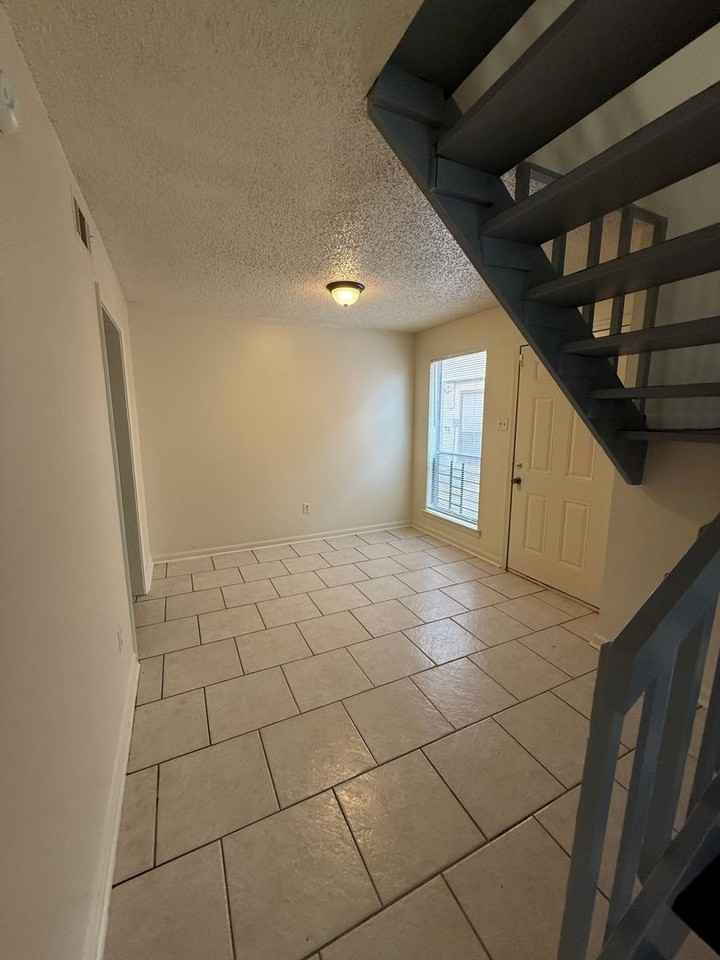 8220 Governor Dr Apt B - Photo 3 of 10
