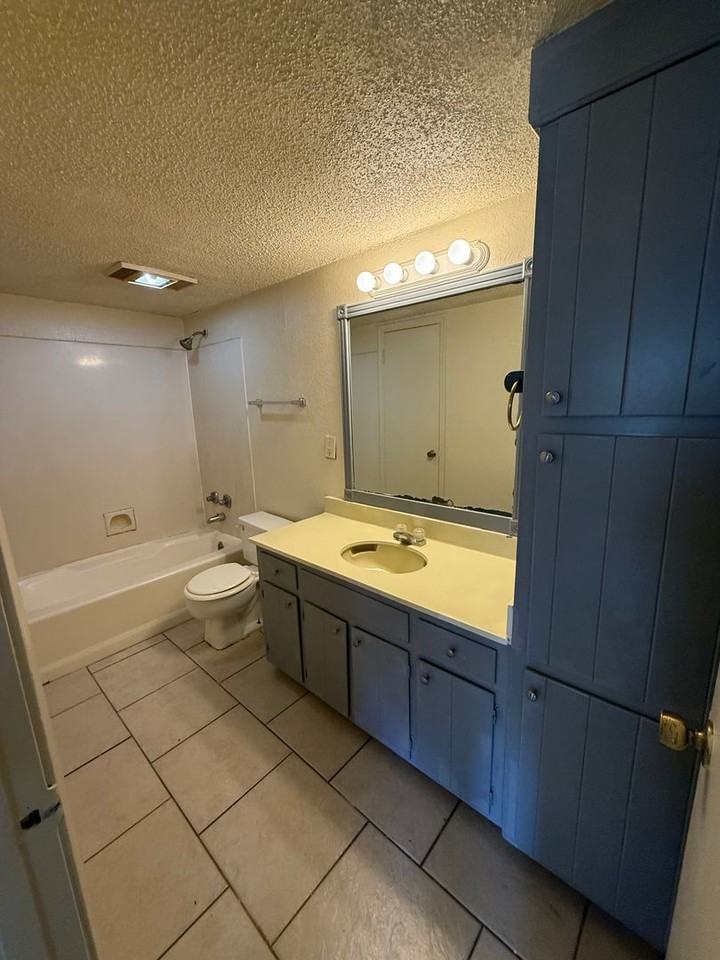 8220 Governor Dr Apt B - Photo 6 of 10