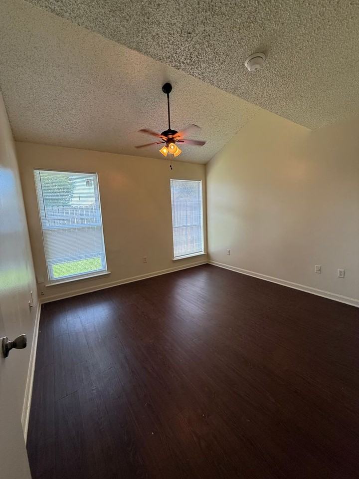 8220 Governor Dr Apt B - Photo 7 of 10