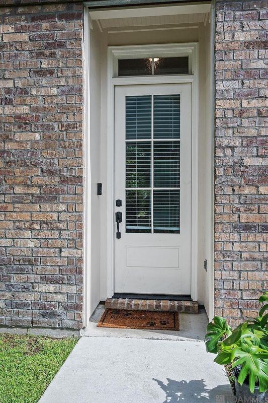422 Saint Thomas Ln - Photo 2 of 10