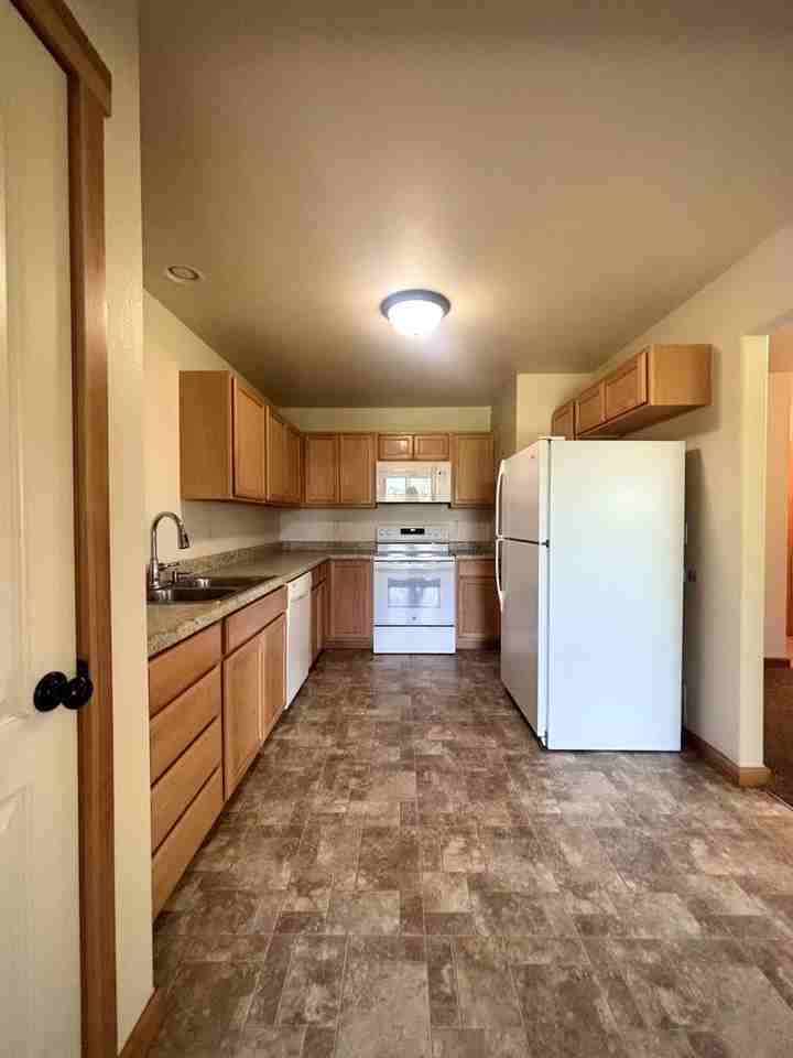 310 5th Ave W - Photo 2 of 10