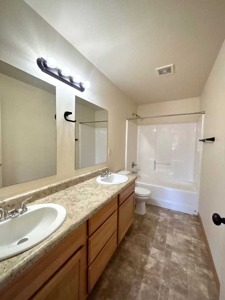 310 5th Ave W - Photo 4 of 10