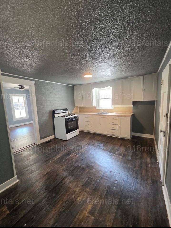 508 W 5th St - Photo 2 of 6