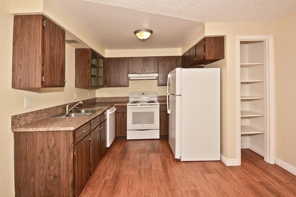 1122 S Pond St - Photo 4 of 14