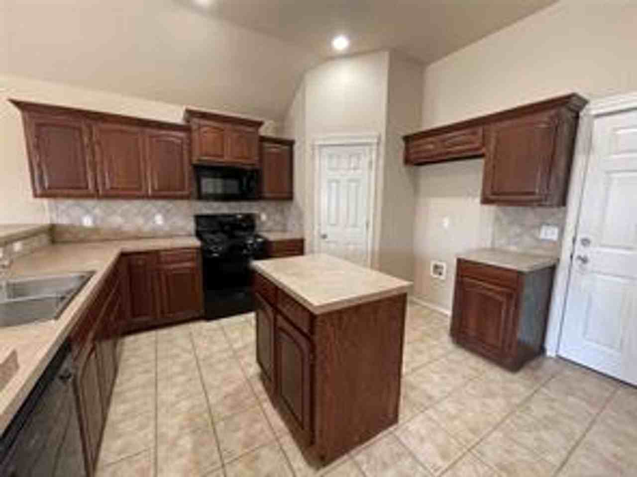3311 E Fairmont Pl - Photo 4 of 17