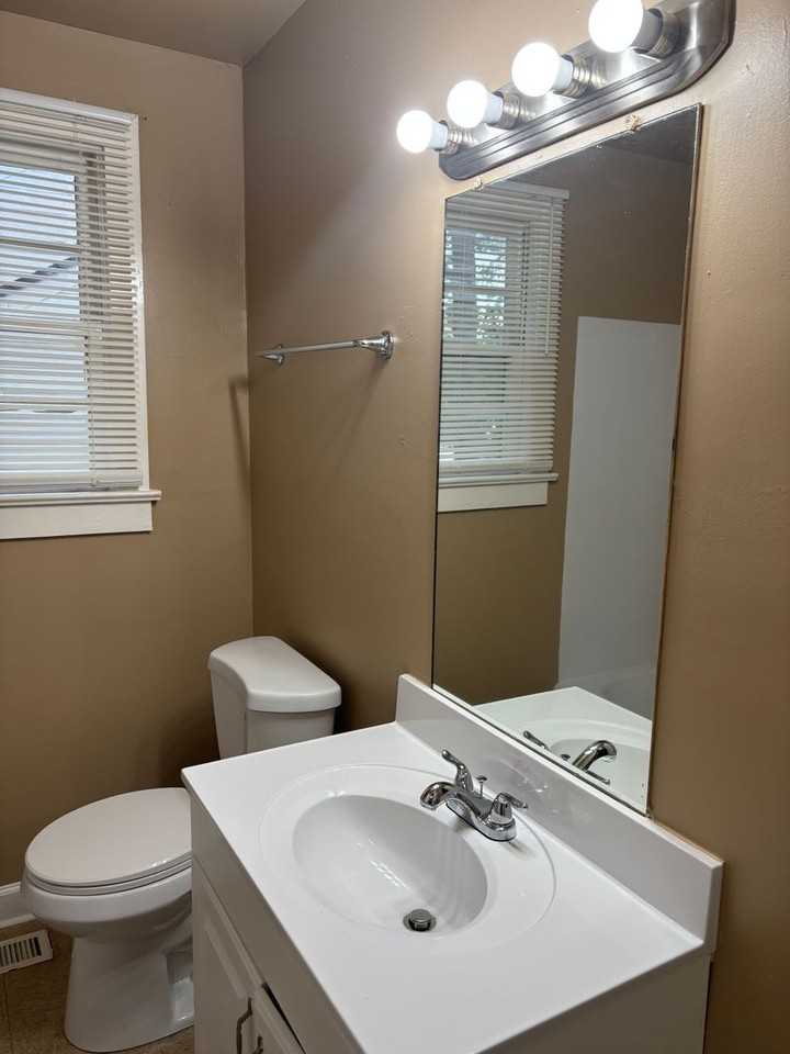 221 Pleasant Ridge Ave - Photo 5 of 8
