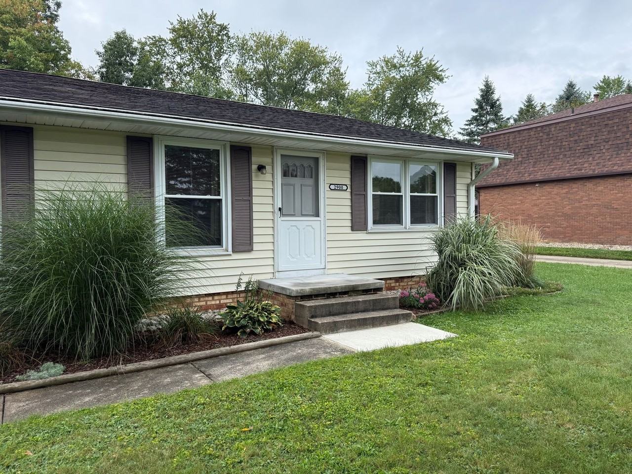 570 - 2900 Thackeray - Photo 2 of 41