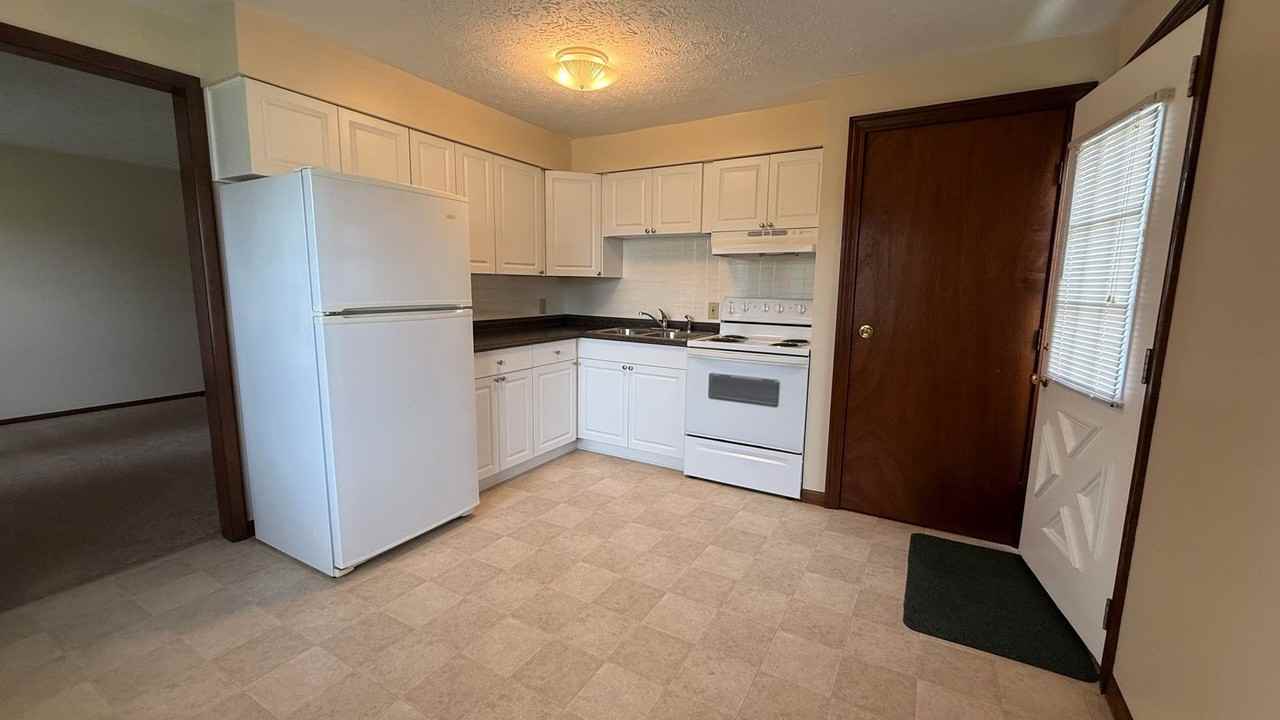 570 - 2900 Thackeray - Photo 4 of 41