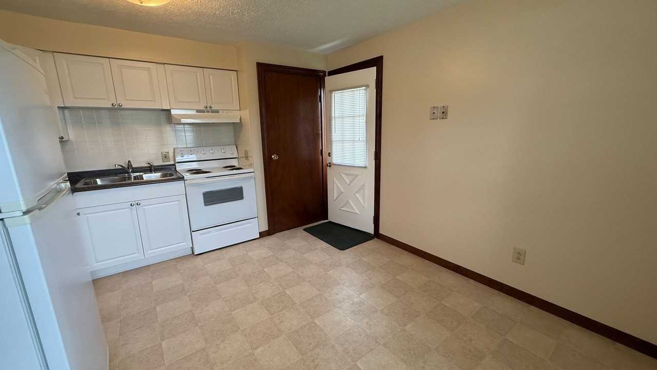570 - 2900 Thackeray - Photo 5 of 41