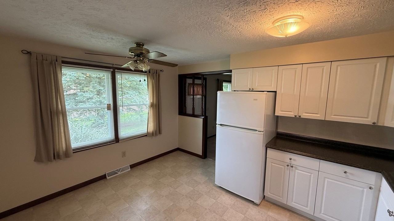 570 - 2900 Thackeray - Photo 6 of 41