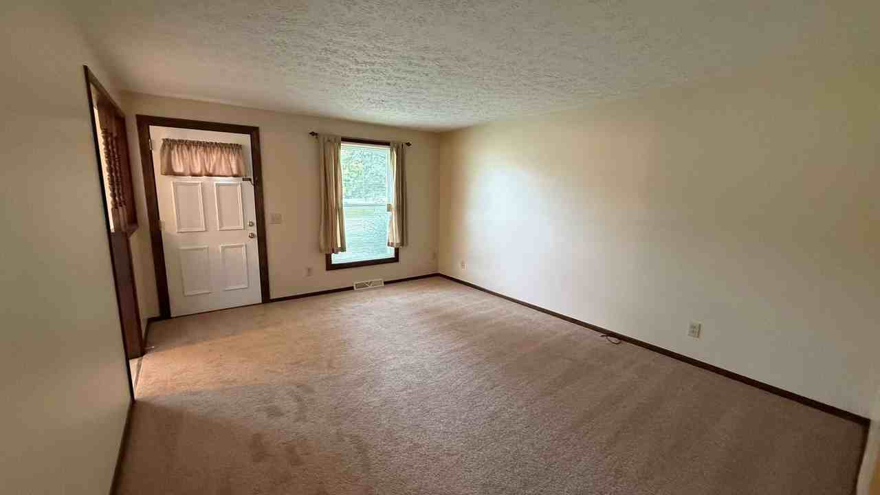 570 - 2900 Thackeray - Photo 7 of 41