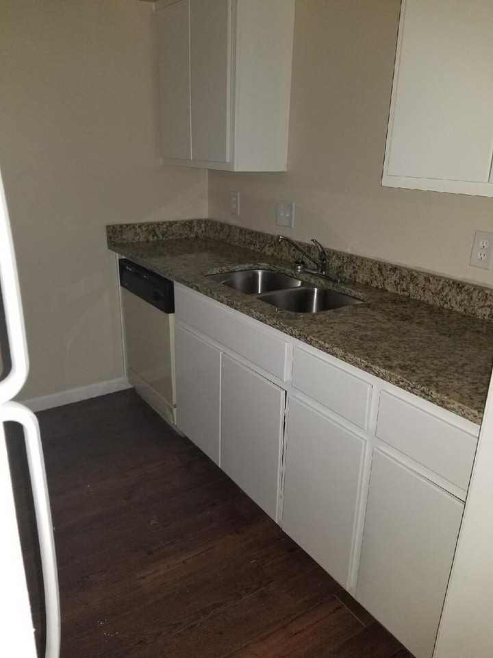 2404 Blanco Dr Apt D - Photo 5 of 7