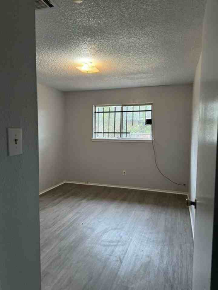 12814 Greenshire Dr - Photo 5 of 16