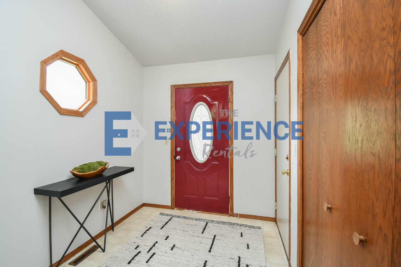 705 N Montgomery Ct - Photo 2 of 38
