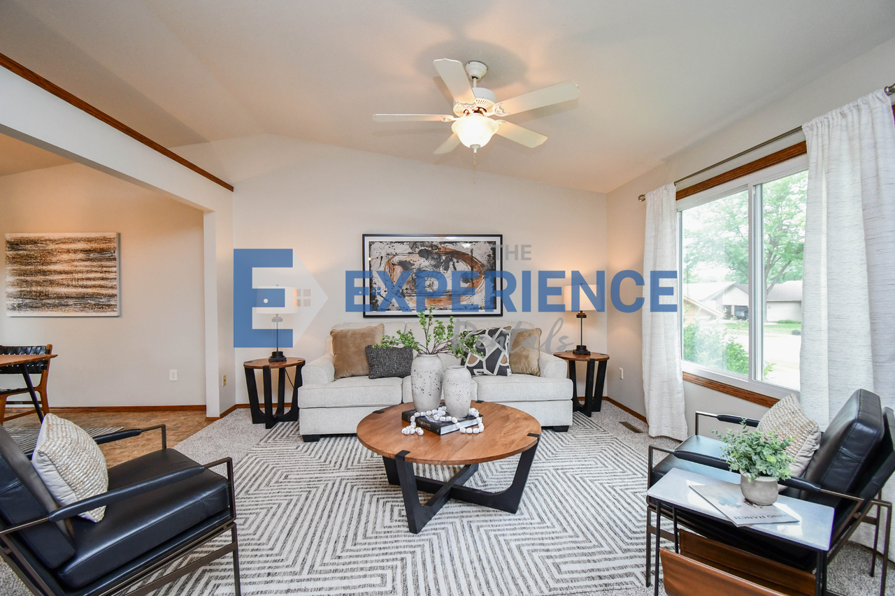 705 N Montgomery Ct - Photo 3 of 38