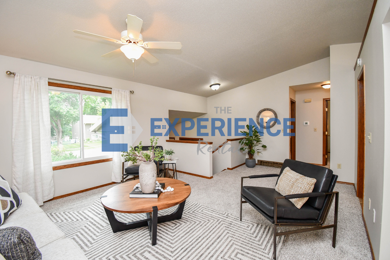 705 N Montgomery Ct - Photo 4 of 38