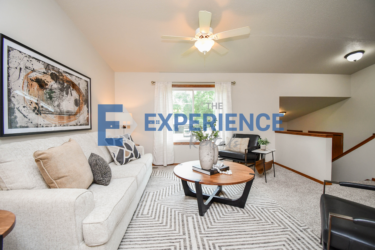 705 N Montgomery Ct - Photo 5 of 38