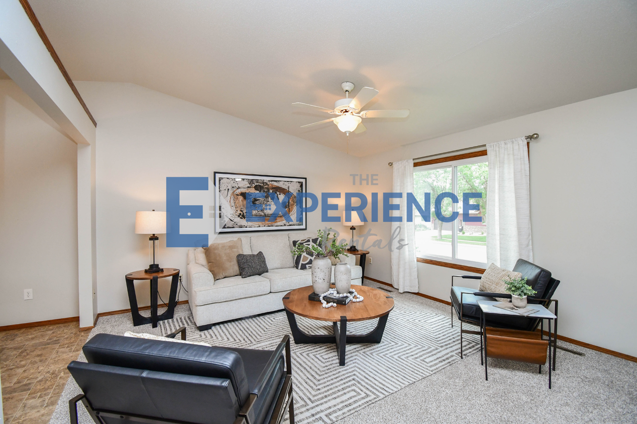 705 N Montgomery Ct - Photo 6 of 38