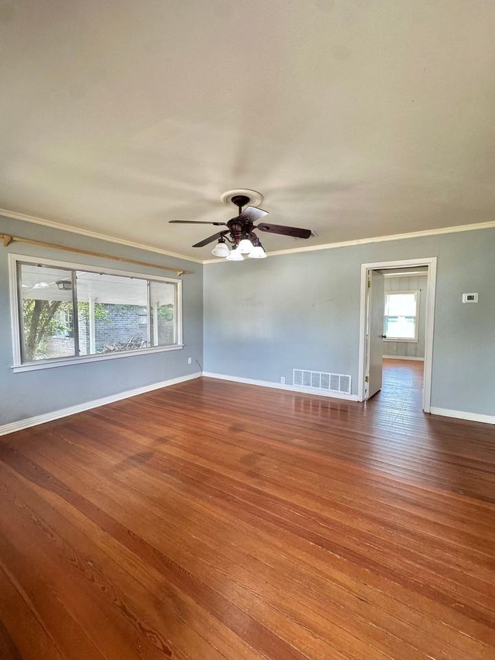 1605 Kenwood Dr - Photo 3 of 21