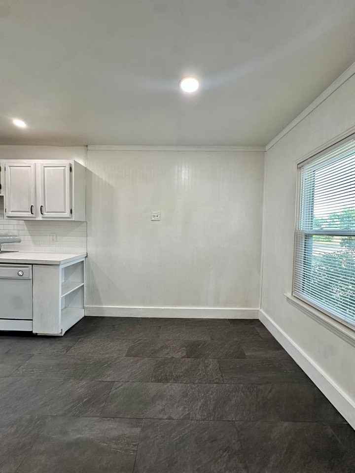 1605 Kenwood Dr - Photo 6 of 21