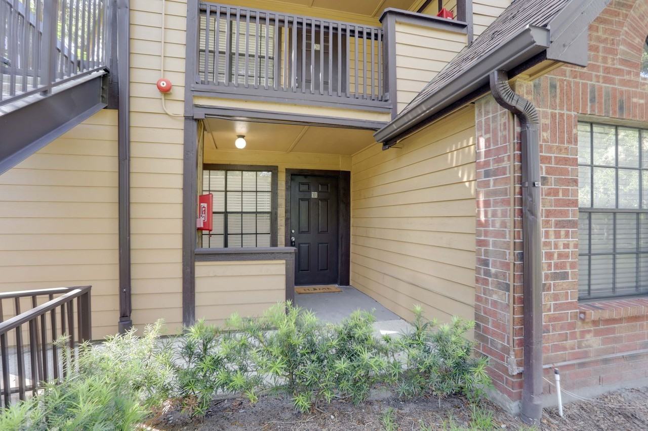 385 Woodside Dr - Photo 2 of 15