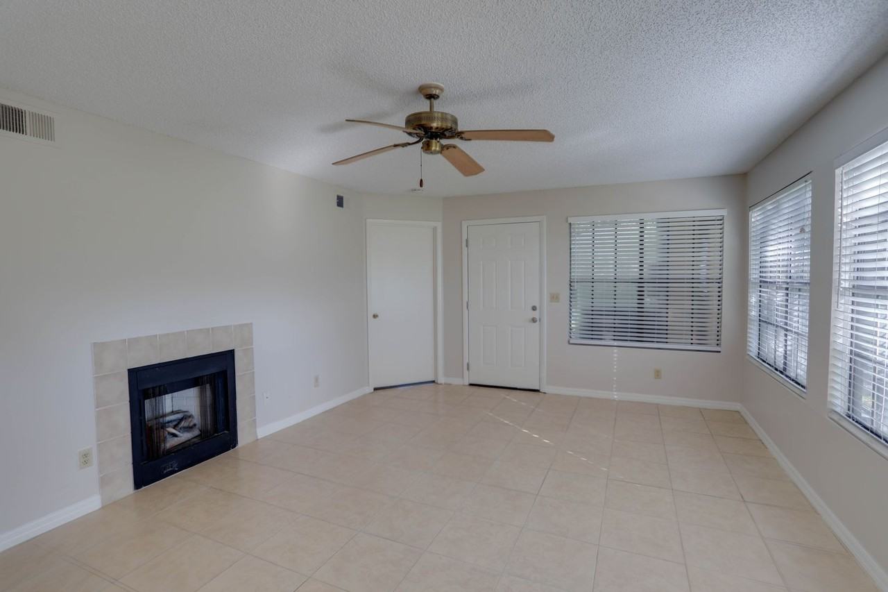 385 Woodside Dr - Photo 4 of 15