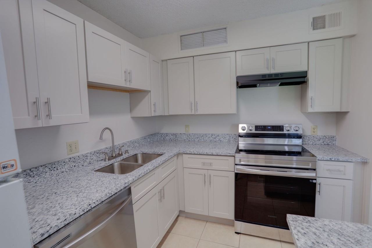 385 Woodside Dr - Photo 6 of 15