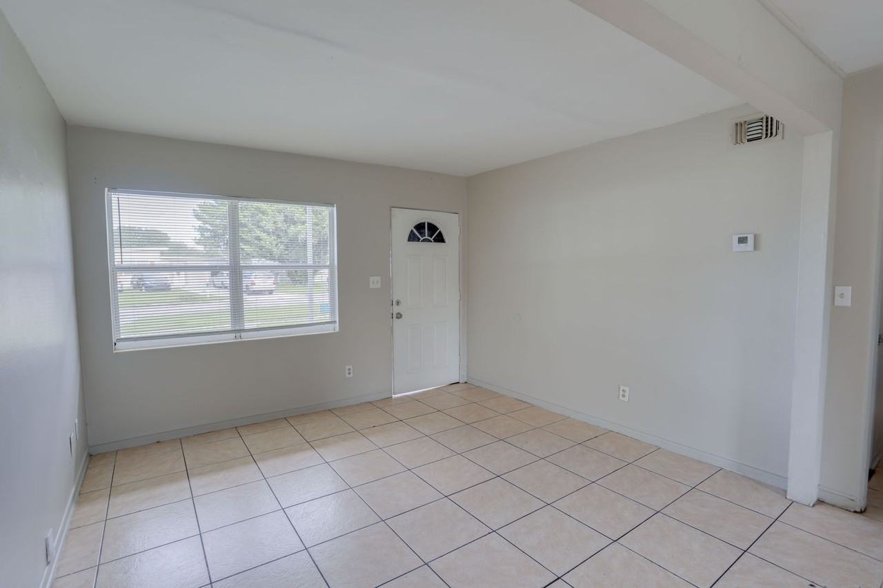 801 Egan Dr - Photo 5 of 18