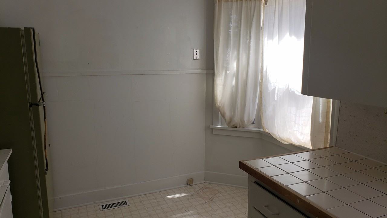 821 8th St - Photo 3 of 5