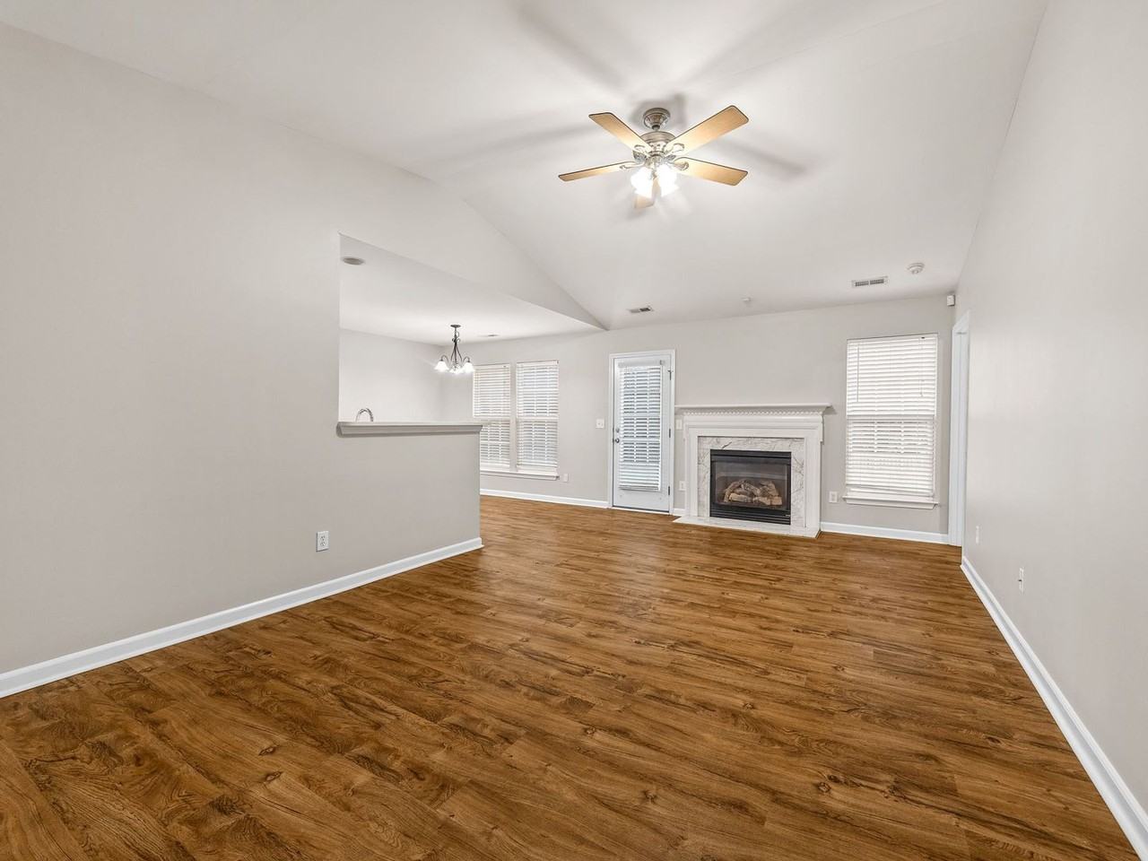 129 Bathurst Ln - Photo 4 of 32