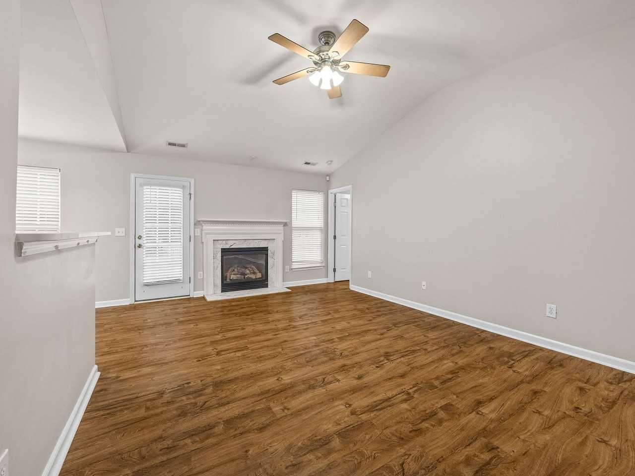 129 Bathurst Ln - Photo 5 of 32