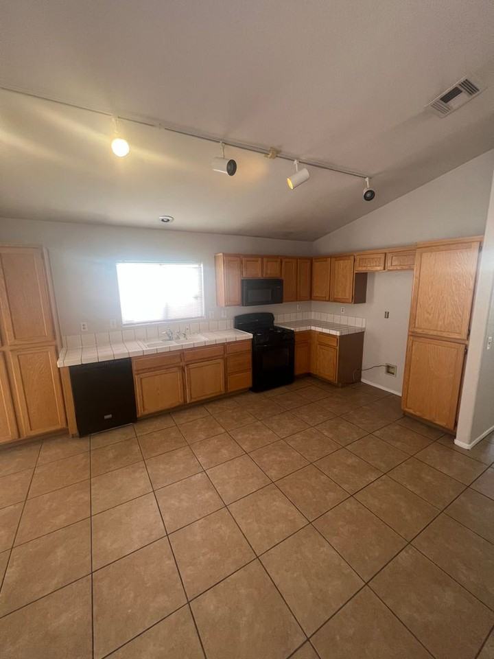 5045 Milange St - Photo 5 of 15