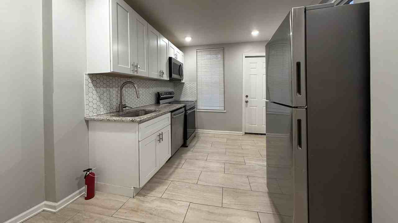 1339 N Dover St - Photo 4 of 15