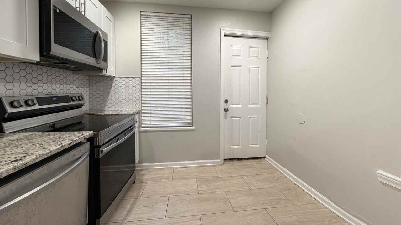 1339 N Dover St - Photo 5 of 15