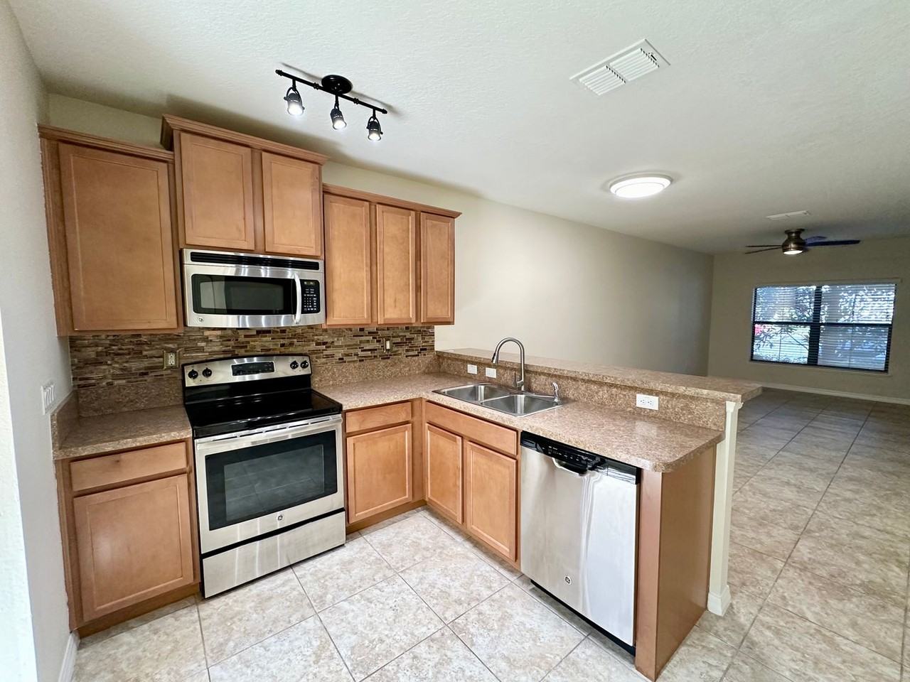 1121 Trillium Park Ln - Photo 7 of 20