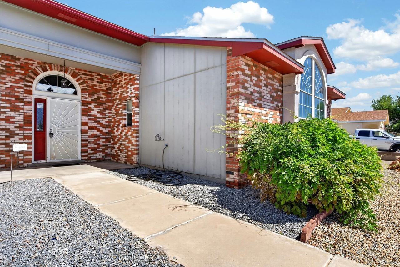 2413 Agua Fria Dr Ne - Photo 4 of 42