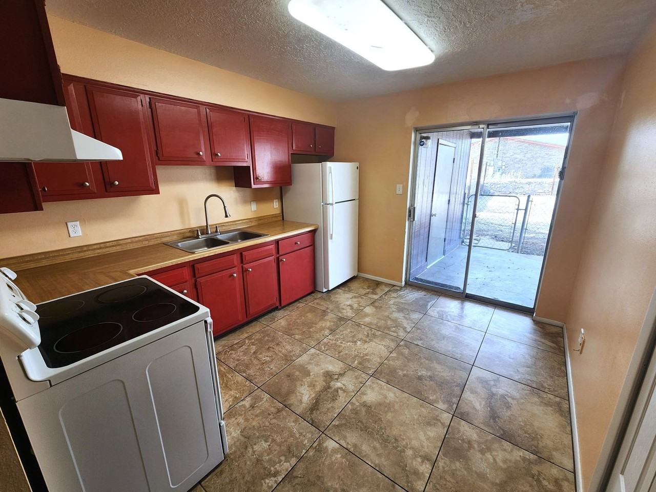 1233 Plain St - Photo 4 of 19