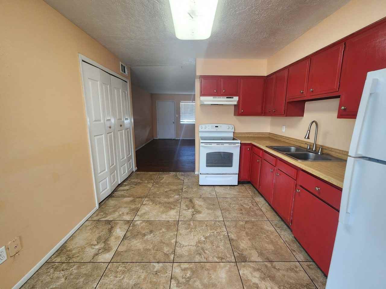 1233 Plain St - Photo 6 of 19