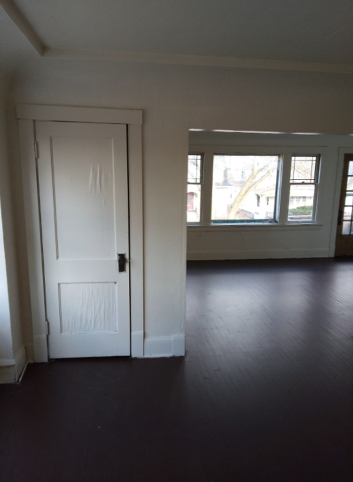 Spacious 3BR Lower Duplex Rental - Photo 2 of 8